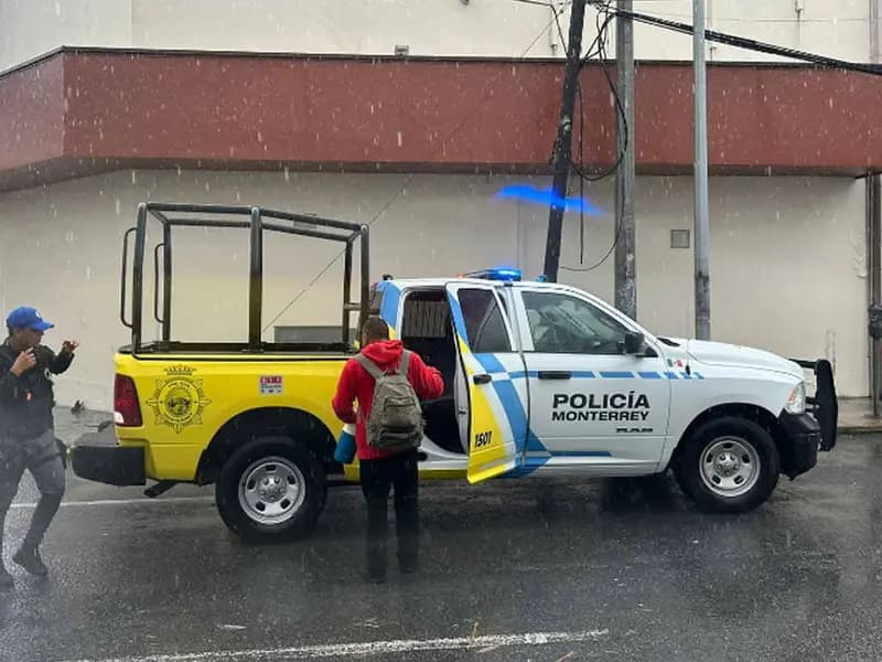 En Monterrey, Policía rescata a hombre que amenazaba con lanzarse de un edificio