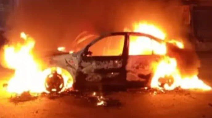 En Acapulco queman auto y matan a tres