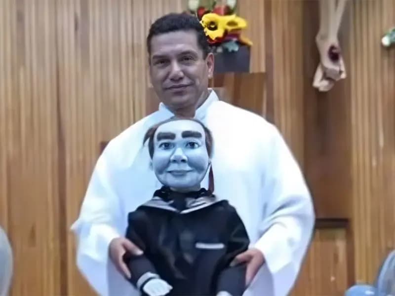 Padre lleva muñeco poseído a misas en Saltillo