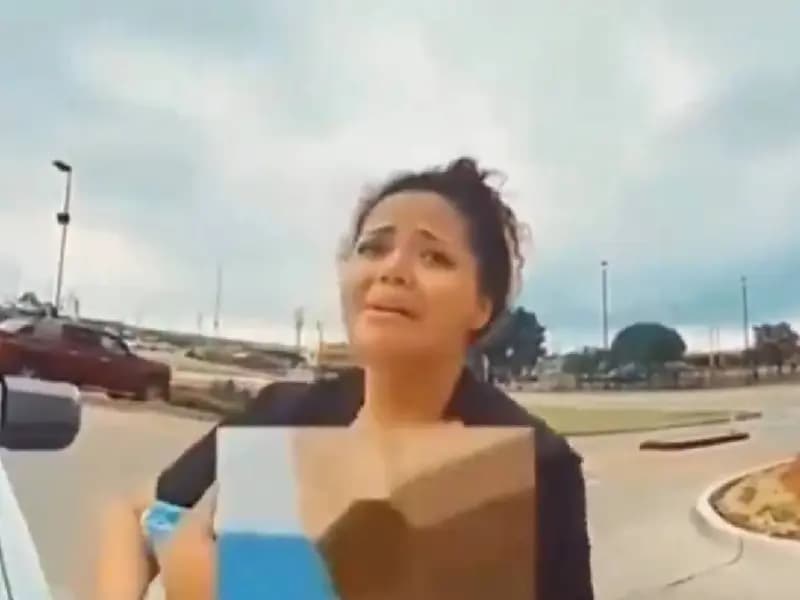 Madre deja a su bebé en el coche por jugar en un casino