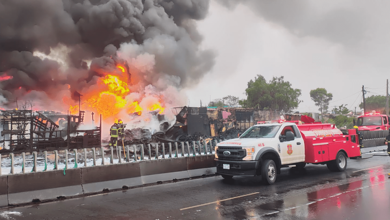 Incendio consume casas de madera y cartón en Neza