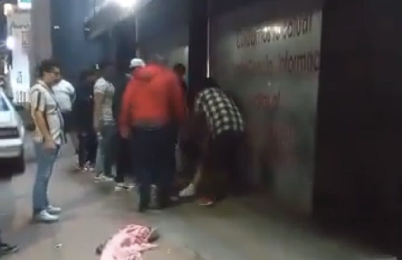 Taxistas y ciudadanos detienen, desnudan y golpean a presuntos ladrones en Bernardo Quintana