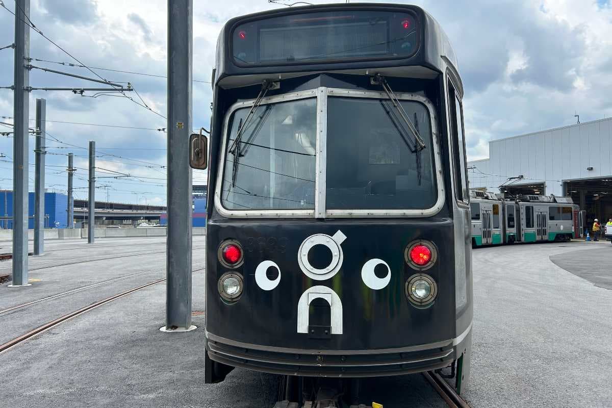 Metro de Boston adorna trenes y les pone ojitos