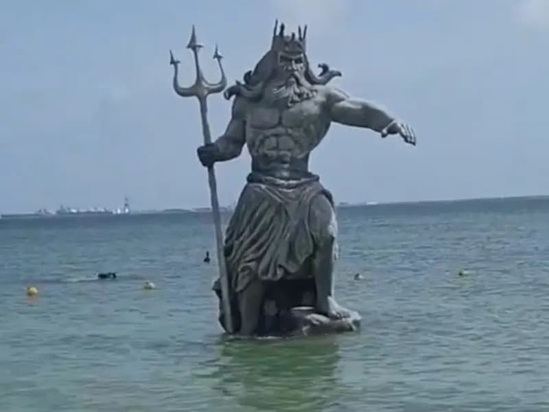 Él es Poseidón, el dios de la estatua “odiada” por los yucatecos