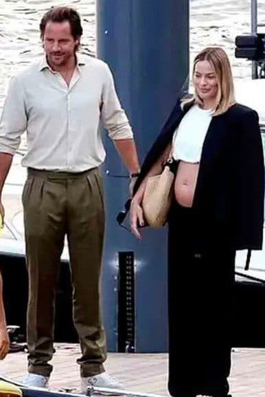 Margot Robbie presume su pancita de embarazo