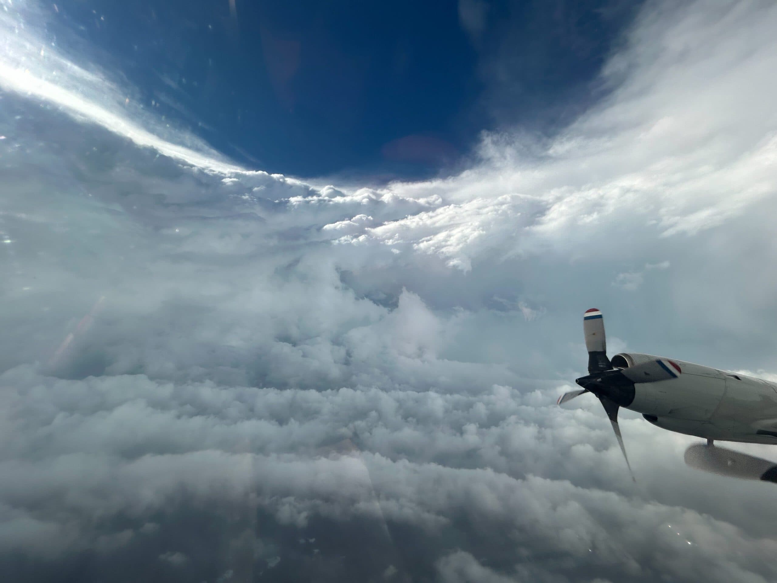 Avión caza huracanes, capta el ojo del huracán Beryl
