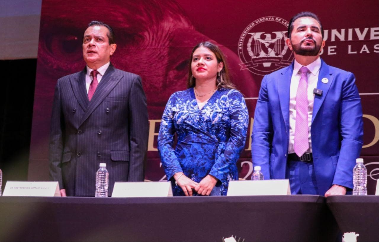 Felicita gobierno de Solidaridad a graduados de la Universidad Vizcaya, campus Playa del Carmen