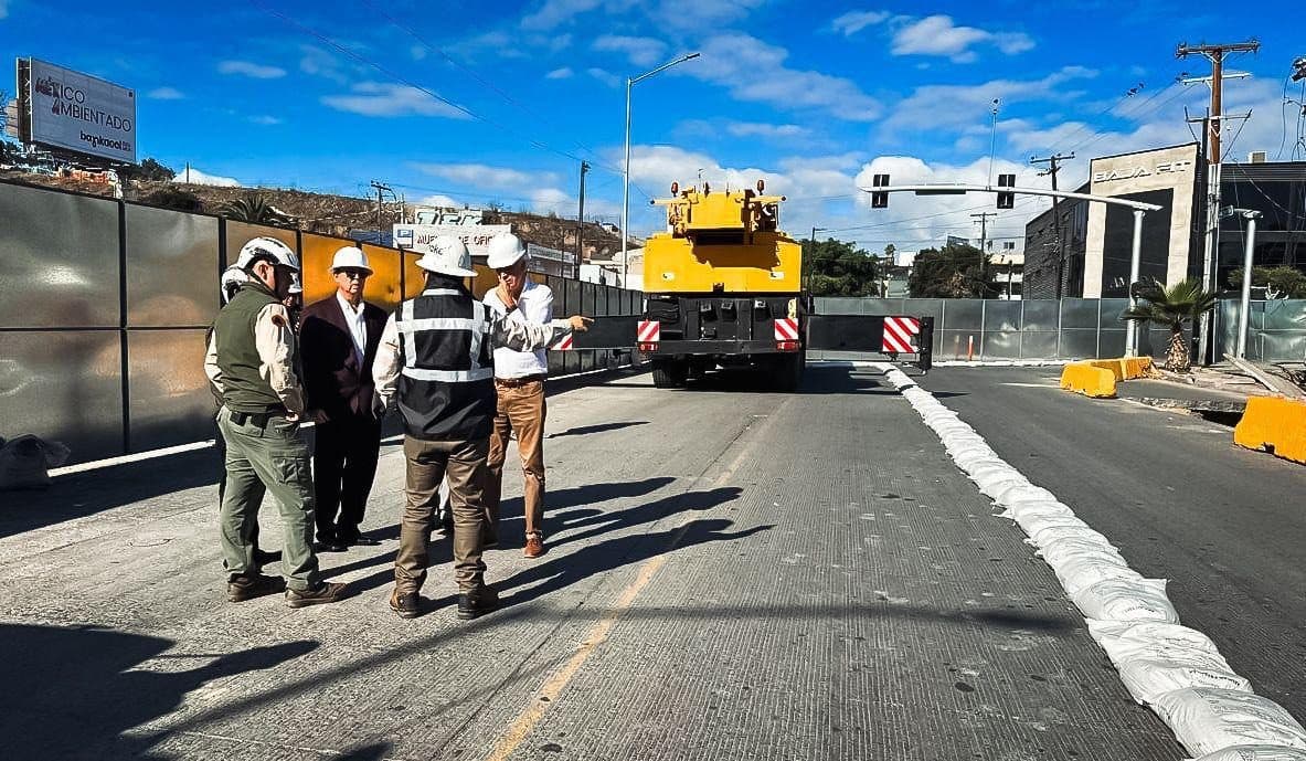 Supervisa XXV Ayuntamiento de Tijuana trabajos de limpieza y reparación en la calle Diez