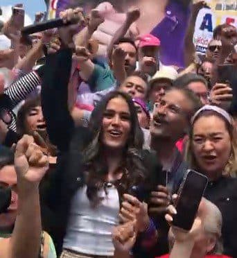 Alessandra Rojo celebra en el Ángel la anulación de conteo de votos