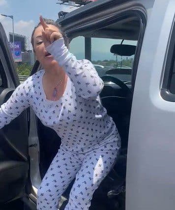 “Lady Collado” choca auto e intenta huir; se queda sin gasolina