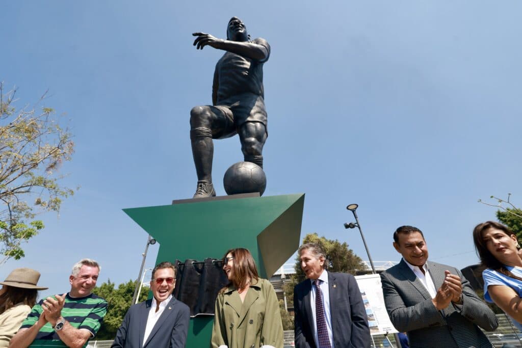 Pablo Lemus Navarro y asistentes a la inauguración de la escultura 'La Canarihna', homenaje a la trayectoria futbolística en Guadalajara.