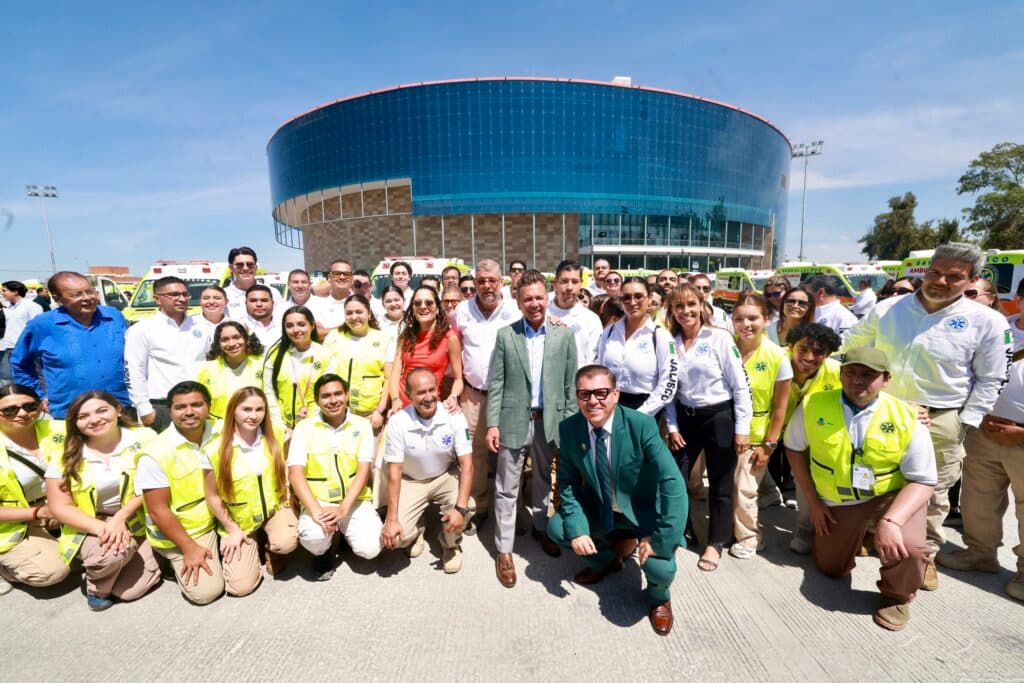 Pablo Lemus Navarro, Gobernador de Jalisco, junto a personal de salud y ambulancias, en la entrega de vehículos de