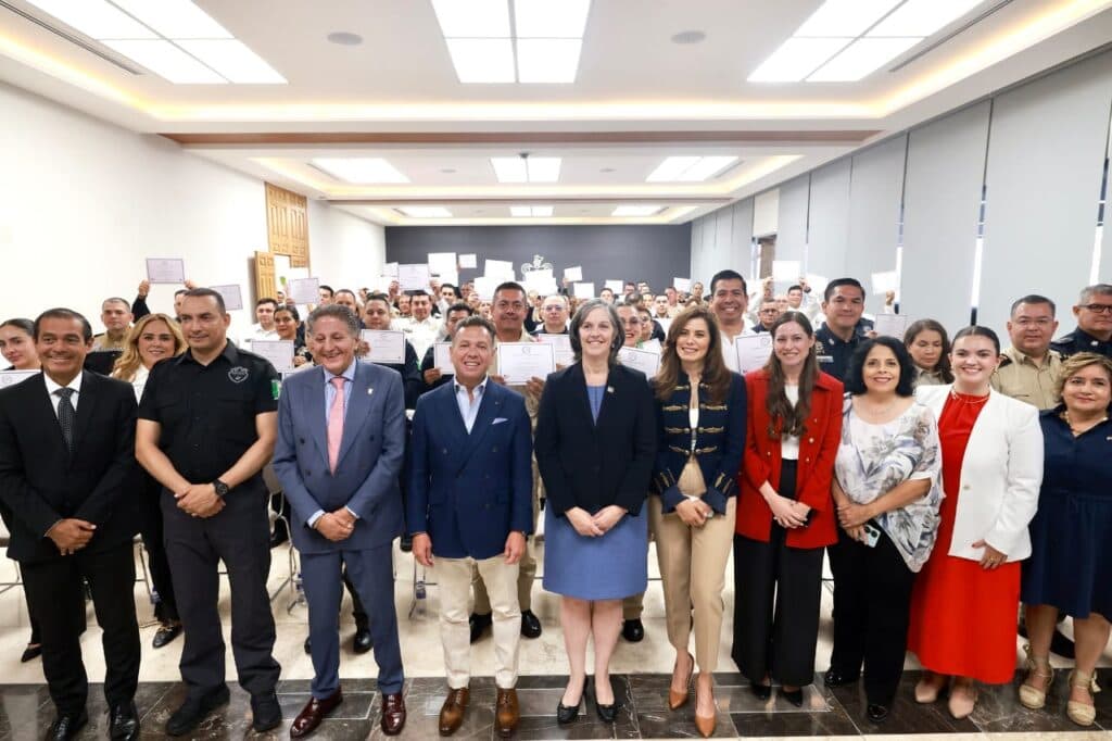 Ceremonia de clausura del proyecto ‘Inglés para Seguridad de Estadios’ en Jalisco, con autoridades y participantes recibiendo certificados.