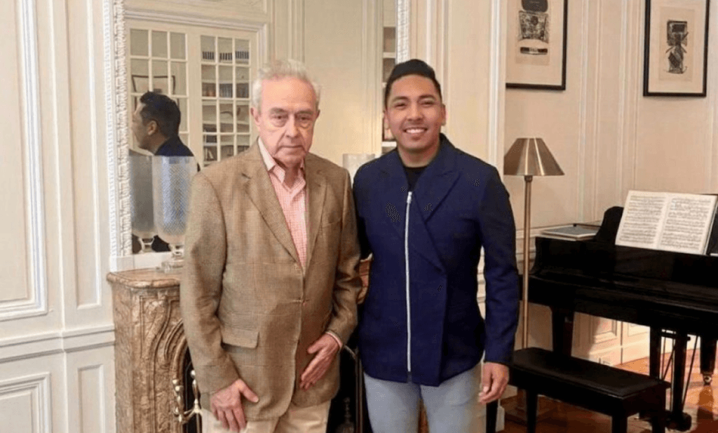 Yoshio Ávila y Héctor Vasconcelos posan juntos en un elegante espacio, tras su reunión sobre temas políticos en la ONU.