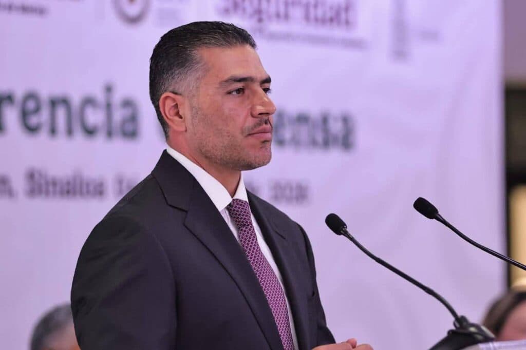 Omar García Harfuch durante una conferencia de prensa, destacando su papel en la seguridad pública y su perfil presidencial.