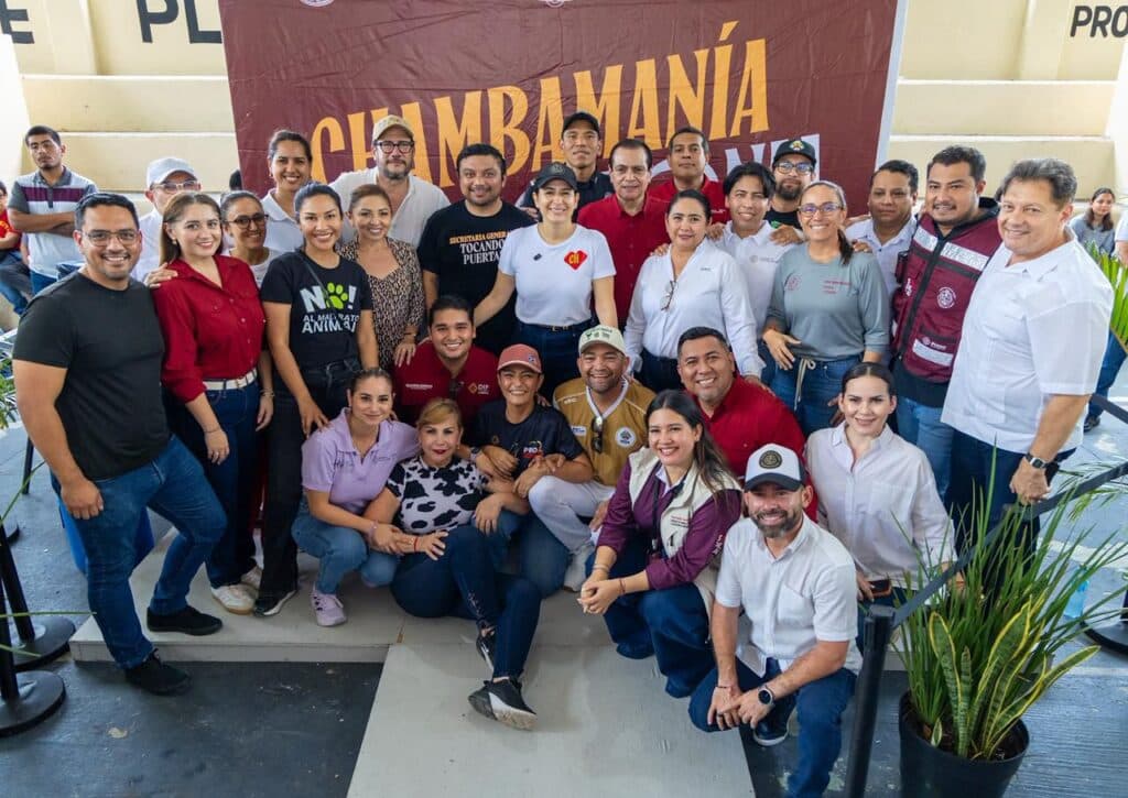 Estefanía Mercado y un grupo de colaboradores posan juntos en la jornada de "Chambamanía" en Villas del Sol, Playa del Carmen.