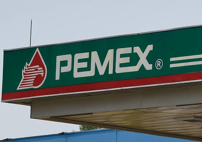 Logo de Pemex en una estación de servicio, representando la empresa estatal y su relevancia en la economía mexicana.