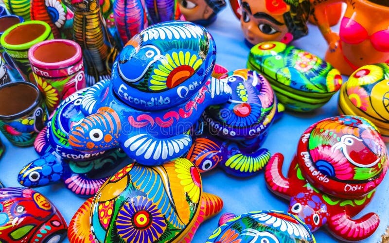 Coloridos artesanías mexicanas, incluyendo tortugas y figuras decorativas, exhibidas en el evento ORIGINAL 2026 en Ciudad de México.