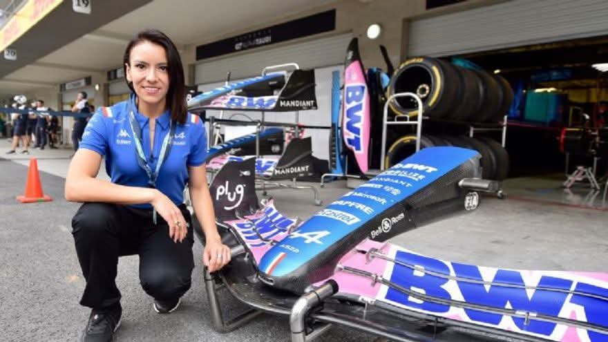 Dalia Carolina Ramos Guerra, responsable de Construcción y Pruebas en Alpine, posa junto a un auto de Fórmula 1 en el paddock.