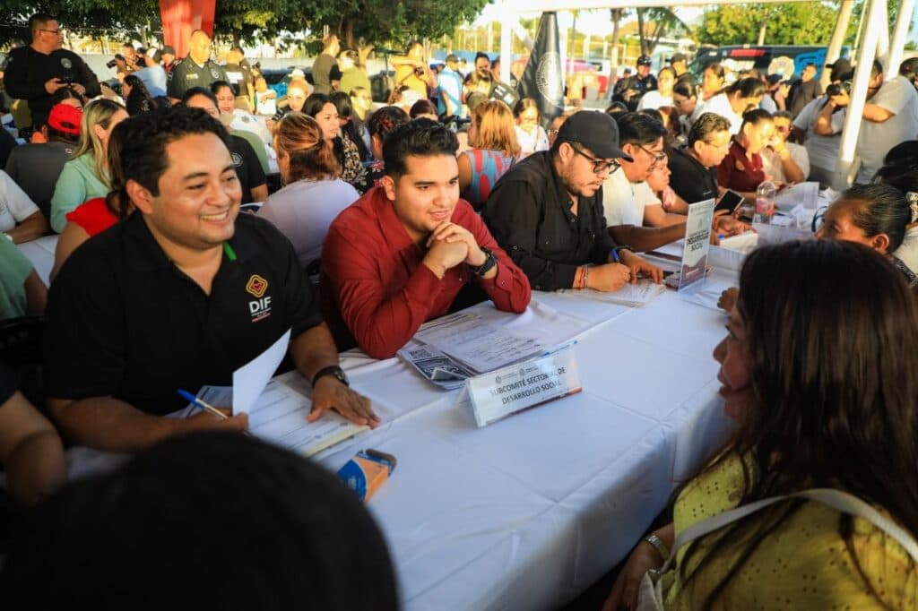 Diálogos Ciudadanos en Puerto Aventuras, donde ciudadanos participan en la actualización del Plan Municipal de Desarrollo 2024-2027.