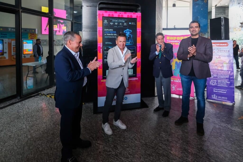 Pablo Lemus Navarro y funcionarios aplauden durante la inauguración de Tótems Inteligentes en Guadalajara, Jalisco.