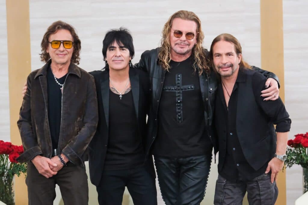 Miembros del grupo Maná posando juntos, vestidos de negro, en un evento promocional para el concierto gratuito en Guadalajara.