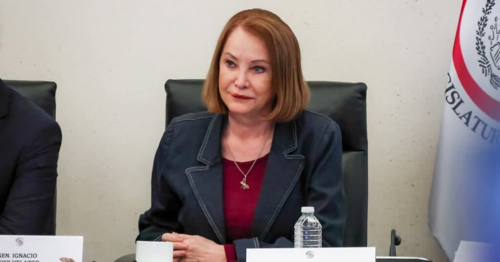 Laura Itzel Castillo durante una reunión, preparándose para asumir la Secretaría de las Mujeres y abordar temas de igualdad.