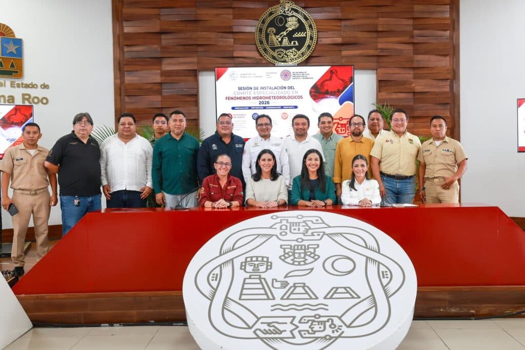 Estefanía Mercado y miembros del Comité Municipal Especializado en Fenómenos Hidrometeorológicos 2026 durante su instalación en Playa del Carmen.