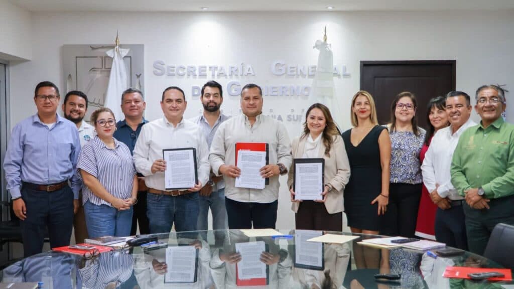 Saúl González y representantes de Santander firman convenio para capacitación y apoyo financiero en La Paz, Baja California Sur.