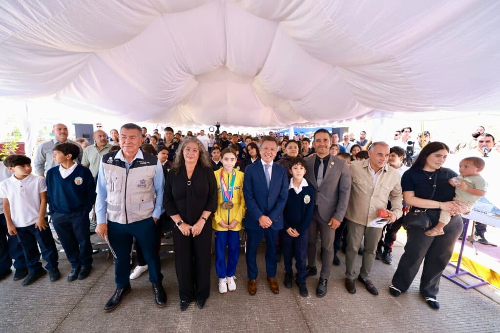Inauguración del Libramiento Monte Everest en Zapotlanejo, con autoridades y ciudadanos reunidos en un evento.
