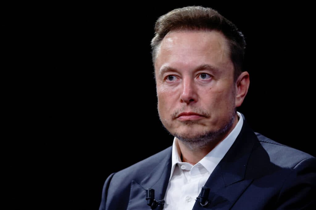 Elon Musk durante una entrevista, reflexionando sobre su potencial fortuna y la salida a bolsa de SpaceX.