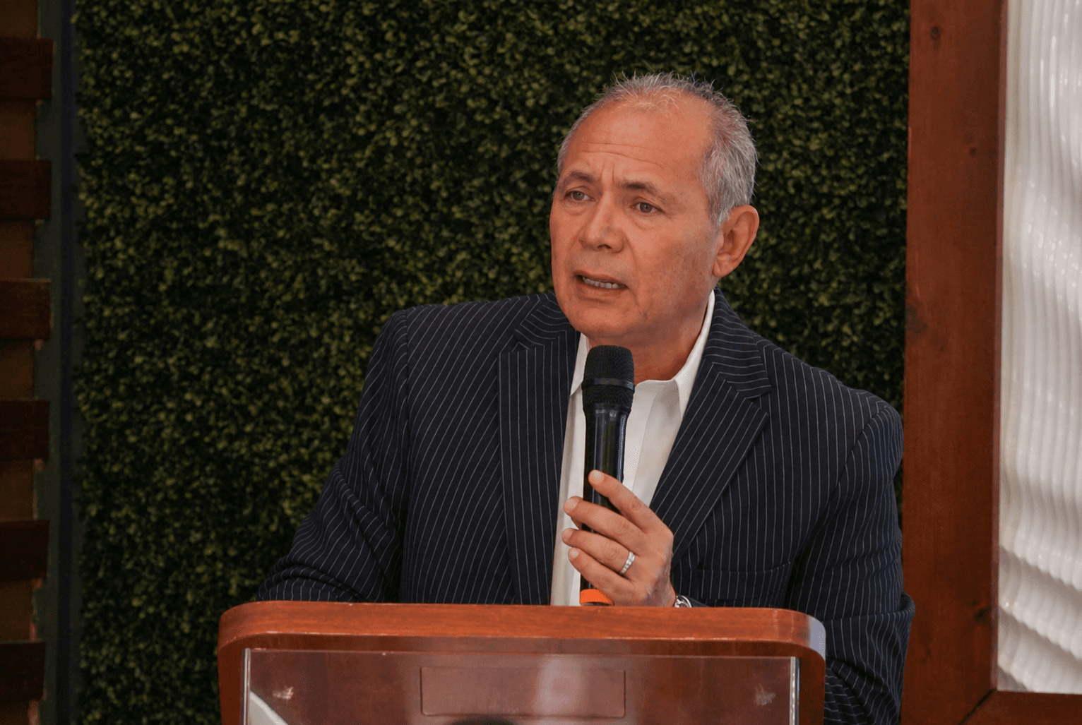 Marco Antonio Blásquez, exdiputado, habla en un evento en Tijuana, destacando el debate sobre derechos y libertad de