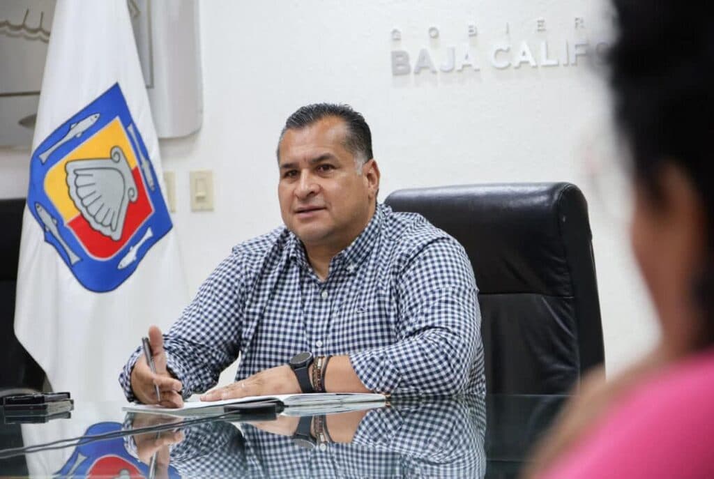 Saúl González Núñez, Secretario General de Gobierno de Baja California Sur, en una reunión, discutiendo la participación de Morena en 2027.