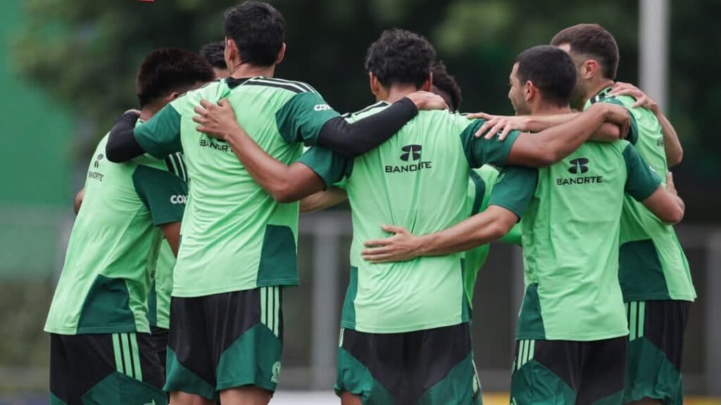 Jugadores de la Selección Mexicana se abrazan durante un entrenamiento previo al debut en la Copa Mundial de la FIFA 2026.