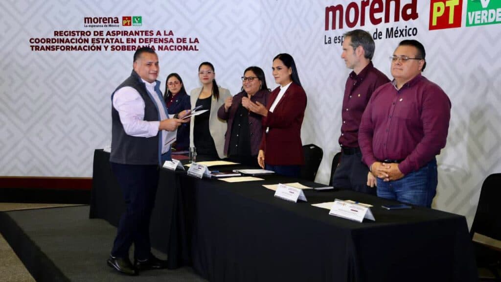 Saúl González Núñez presenta su registro como aspirante a la Coordinación de la Defensa de la Transformación ante Morena en Ciudad de México.