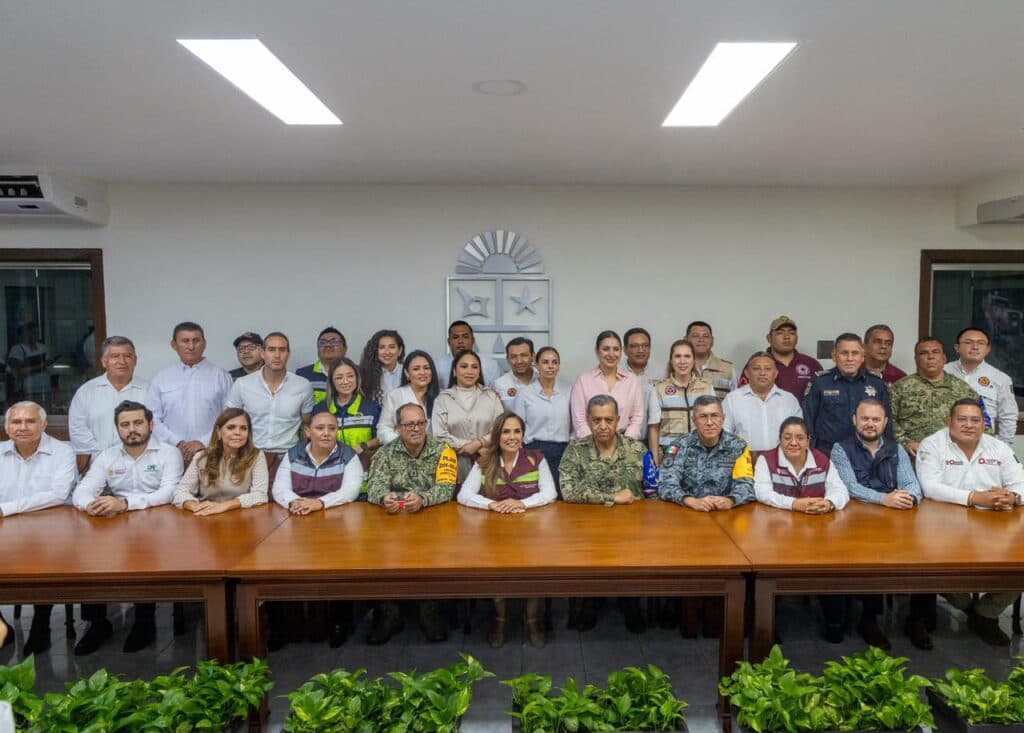 Estefanía Mercado y Mara Lezama Espinosa junto a autoridades en la Primera Sesión del Consejo Estatal de Protección Civil en Chetumal.