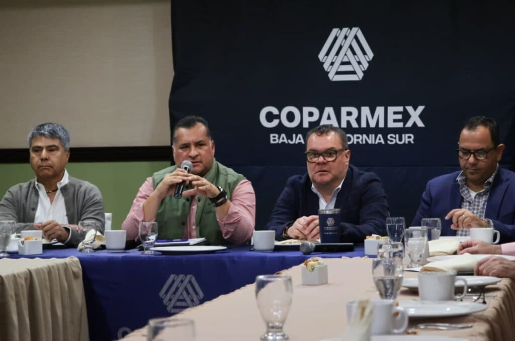 Reunión de líderes empresariales en Baja California Sur, discutiendo estrategias para atraer inversiones extranjeras.