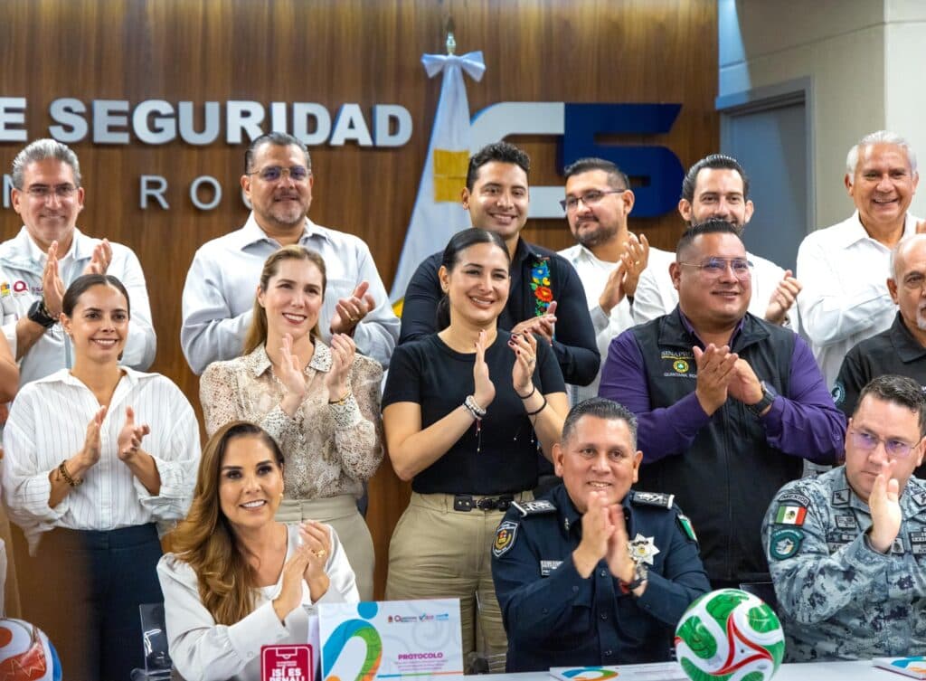 Estefanía Mercado y Mara Lezama junto a miembros del Comité de Seguridad Estatal, celebrando la instalación para la Copa Mundial de Fútbol 2026.