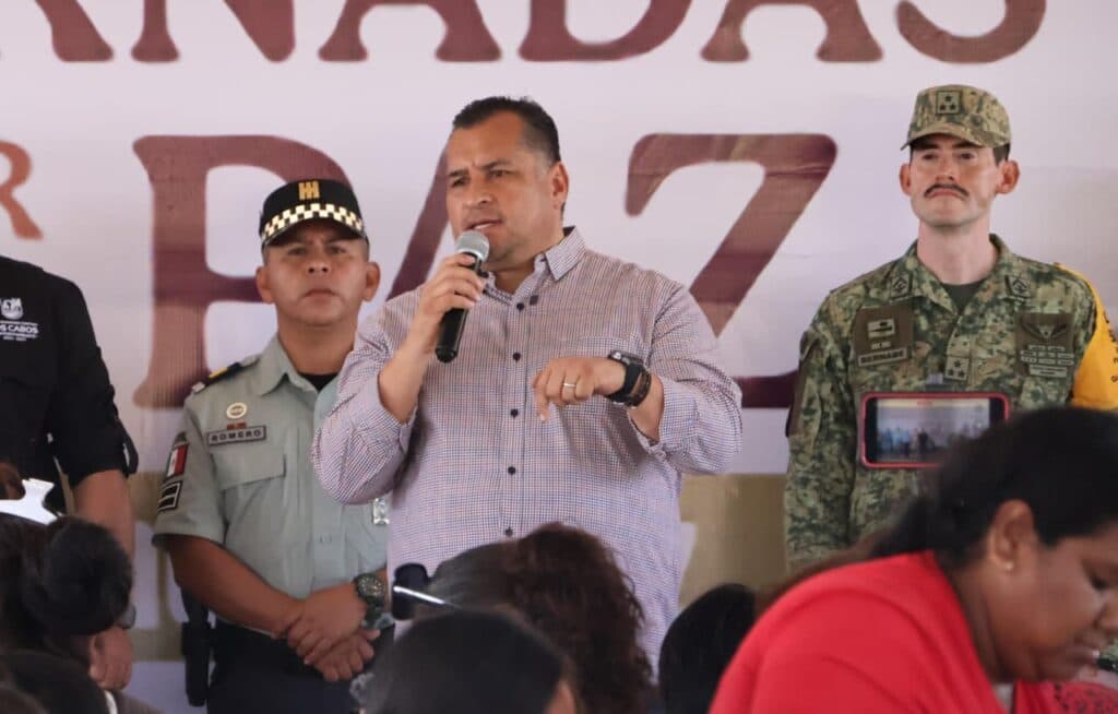 Saúl González Núñez habla en un evento sobre paz social, acompañado de autoridades y personal militar en Baja California Sur.