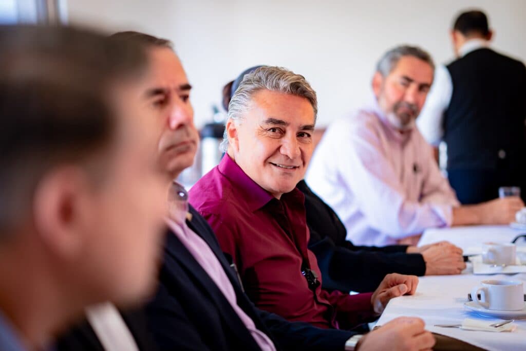 Jesús Ruiz Uribe sonríe durante una reunión con miembros del Grupo Unidos por Tijuana, discutiendo temas de desarrollo y