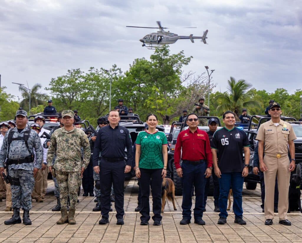 Estefanía Mercado junto a elementos de seguridad y un helicóptero en el inicio del Operativo de Seguridad Verano Mundialista