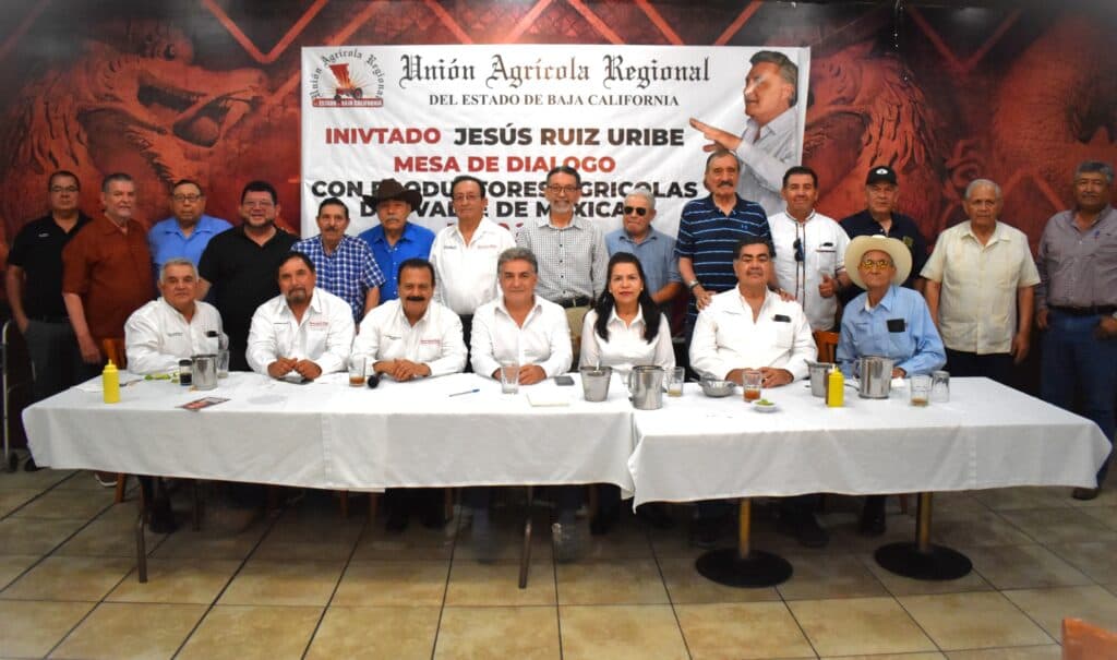 Jesús Ruiz Uribe junto a productores agrícolas de Mexicali en una mesa de diálogo para discutir una gran alianza y soluciones a su problemática.