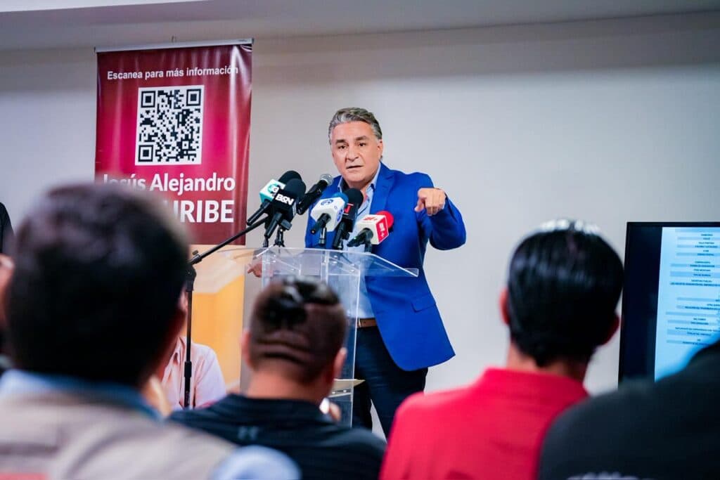Jesús Alejandro Ruiz Uribe durante una conferencia de prensa en Tijuana, presenta sus declaraciones patrimoniales a los medios.