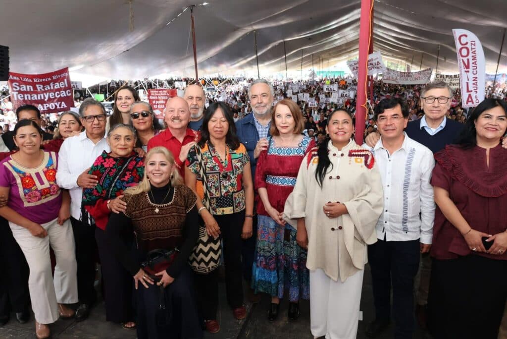 La senadora Ana Lilia Rivera Rivera posando con un grupo diverso de asistentes en su Segundo Informe de Actividades en Tlaxcala.