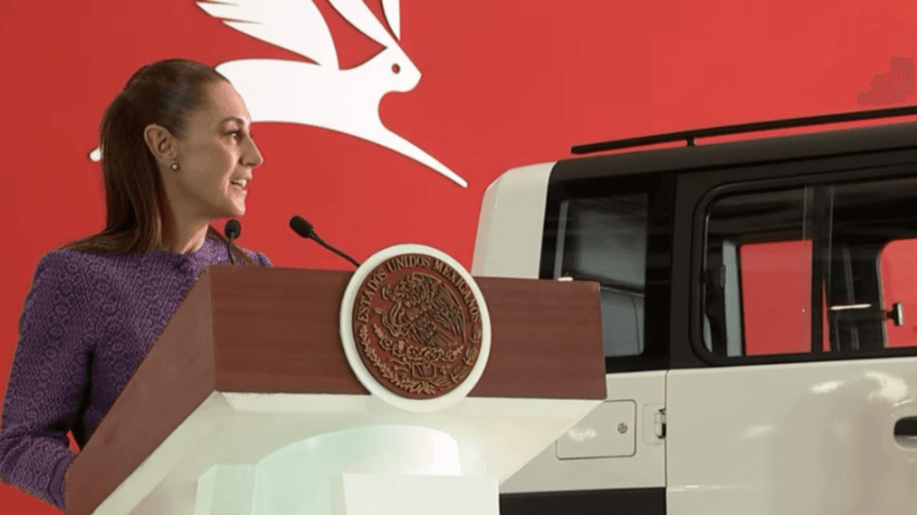 Claudia Sheinbaum presenta el prototipo Olinia Uno, el primer auto eléctrico mexicano, en la Base Militar de Santa Lucía.