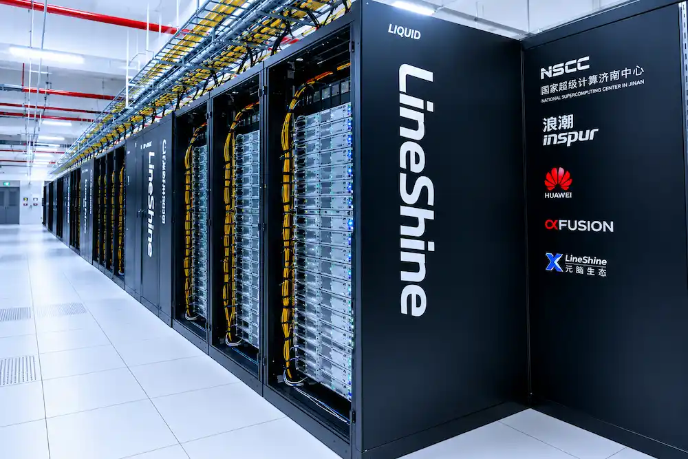 Superordenador LineShine de China, destacado en la clasificación Top500, exhibido en un centro tecnológico moderno.