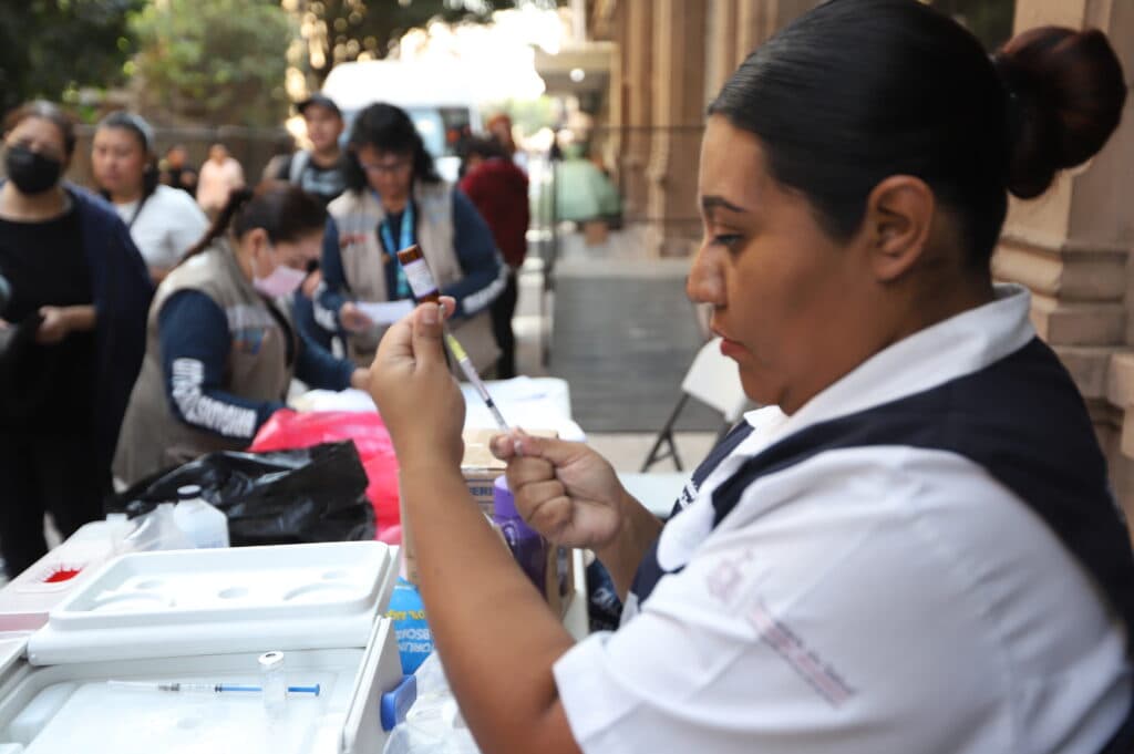 Personal de salud prepara dosis de vacuna contra el sarampión en un módulo de vacunación en Guadalajara, Jalisco, durante el Mundial de Fútbol.