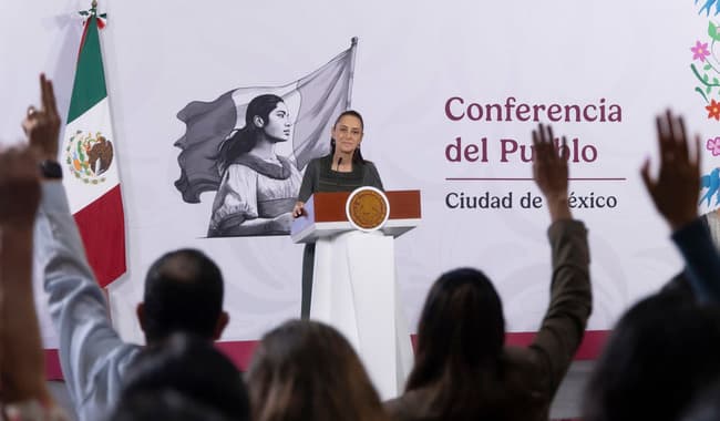 Claudia Sheinbaum Pardo, presidenta de México, durante la conferencia matutina en Palacio Nacional, destacando el