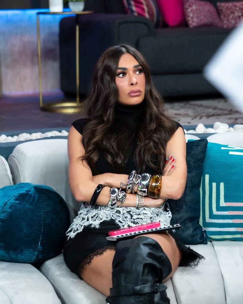 Galilea Montijo sentada en un sofá, con brazos cruzados y expresión seria, en un set de La Casa de los Famosos México.