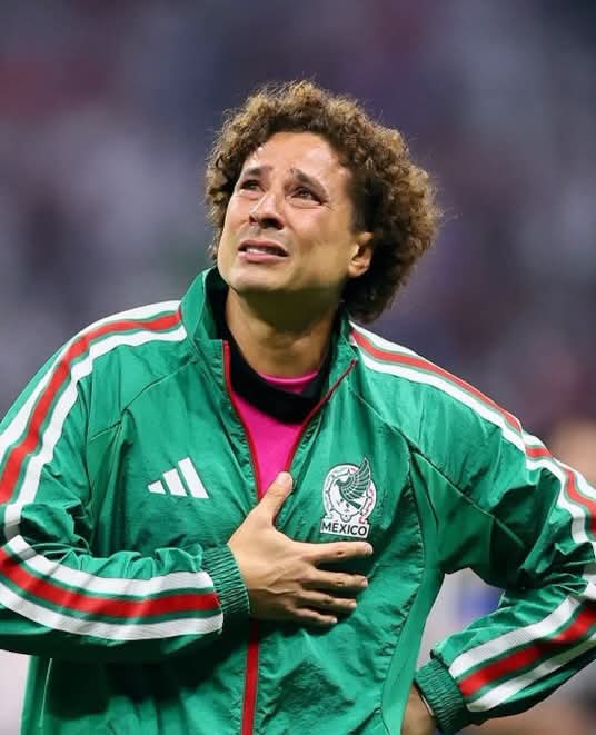 Portero de la selección mexicana con uniforme verde, visiblemente emocionado y con lágrimas en los ojos, tras un partido del Mundial 2026.